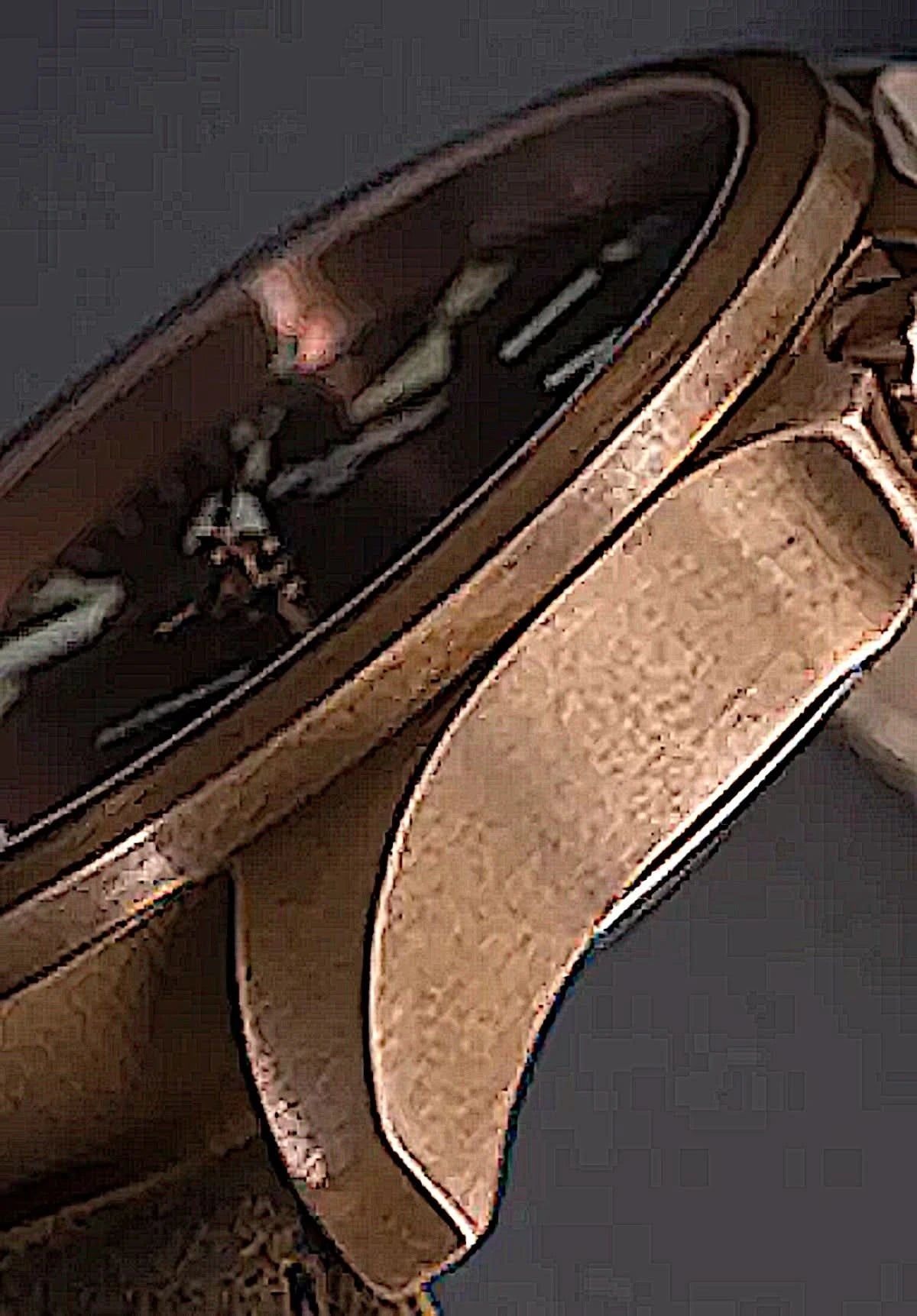 Herrarmbandsur: Sidovy av boetten med beige läderarmband och urtavla
