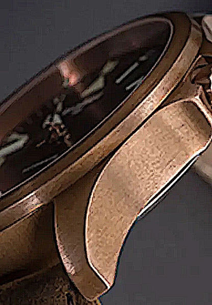 Herrarmbandsur: Sidovy av boetten med beige läderarmband och urtavla