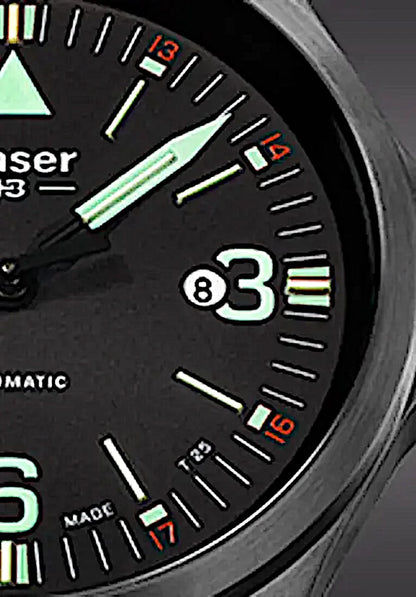Detalj av herruhr: svart urtavla med lysande markeringar och datumvisning ”83”