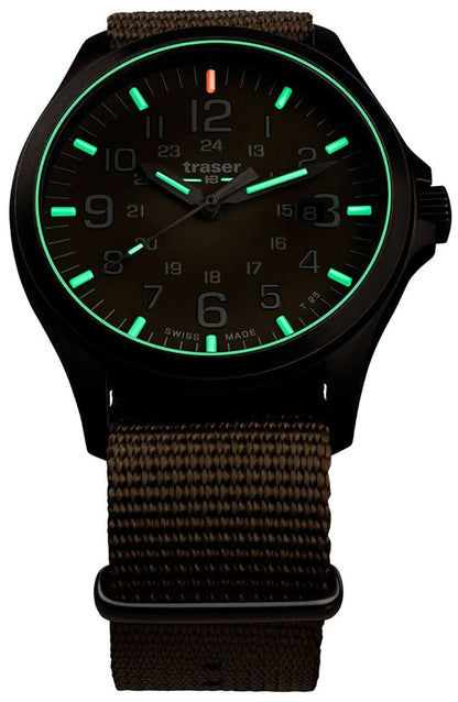 Armbandsur med brunt tygarmband och mörk urtavla med gröna lysande index