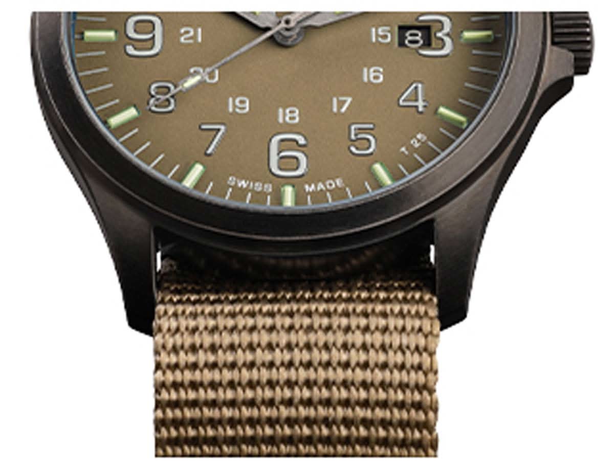 Armbandsur, närbild: brun urtavla och brunt tygarmband