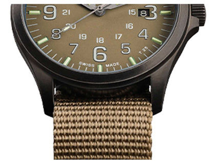 Armbandsur, närbild: brun urtavla och brunt tygarmband