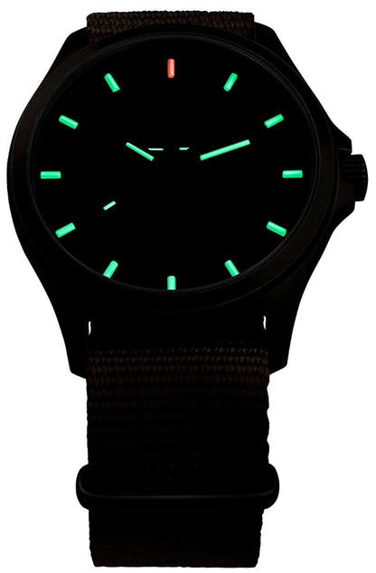 Armbandsur med mörk urtavla och brunt tygarmband, gröna och röda lysande markeringar