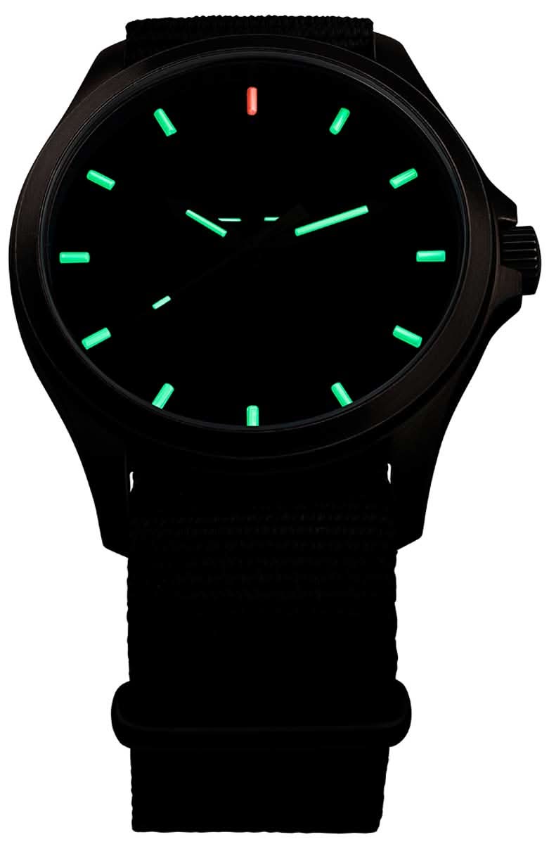 Herrklocka med svart urtavla, gröna lysande markeringar och rött index, svart armband