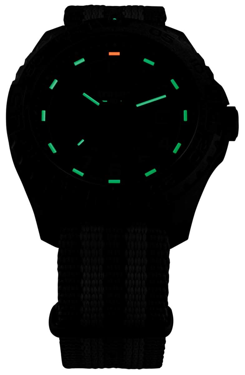 Rund herrklocka med gröna lysande markeringar, mörk urtavla och svart textilarmband