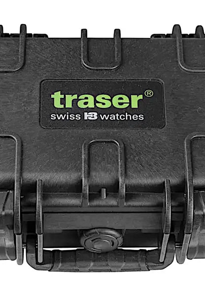 Klockfodraldetalj med gravyr av traser swiss watches på baksidan