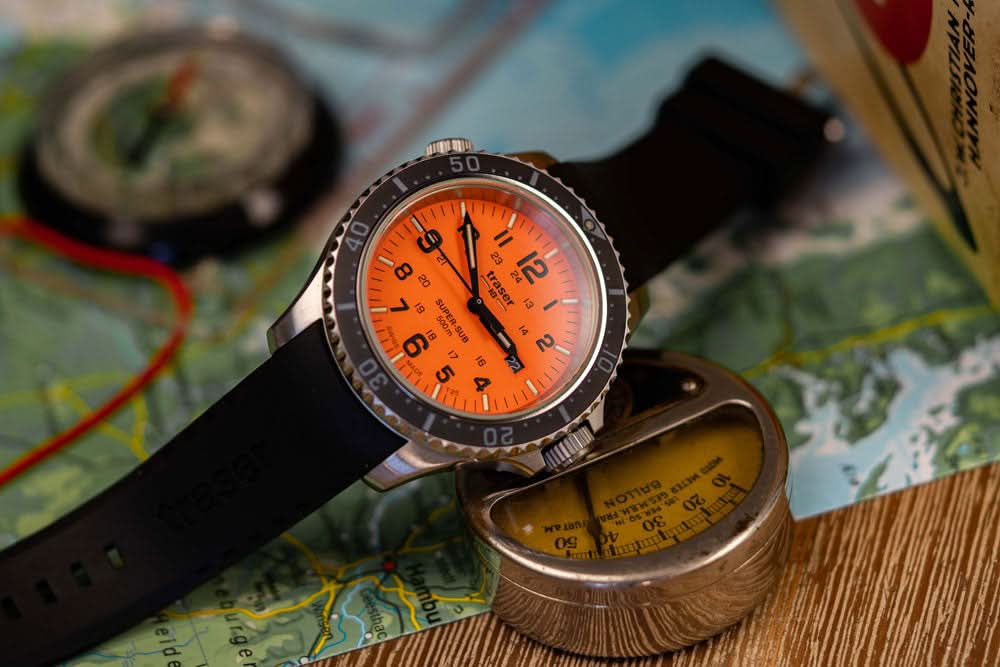 Armbandsur för herrar med orange urtavla, svart armband och räfflad boettring.