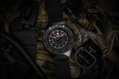 Armbandsur för herrar med svart armband och urtavla med lysande markeringar
