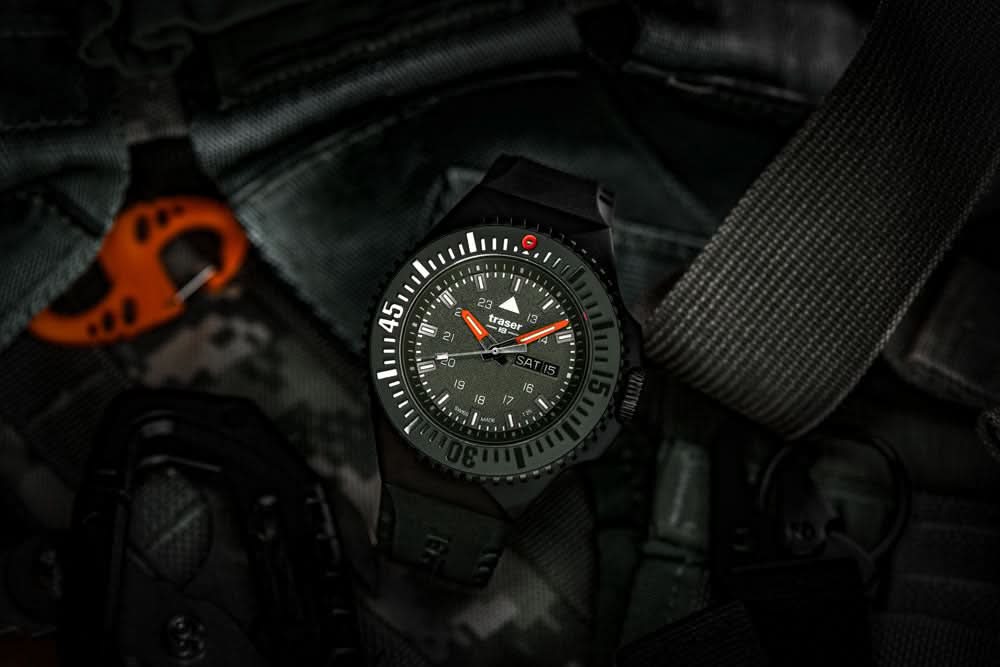 Herrklocka med boett i svart, urtavla med orange detaljer och svart armband