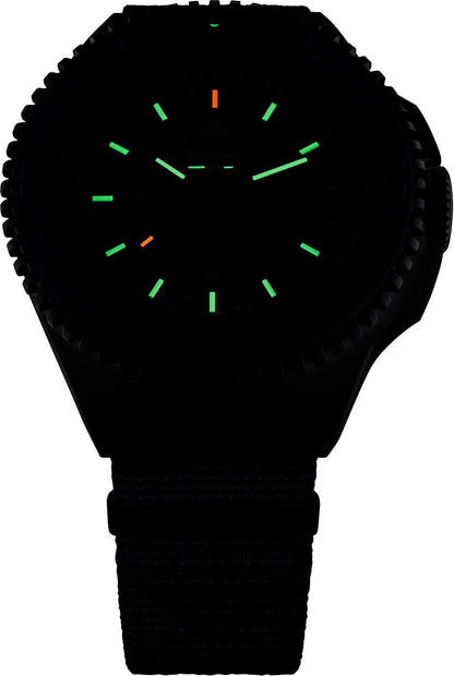 Herrklocka med svart boett och svart textilarmband; självlysande timmarkeringar.
