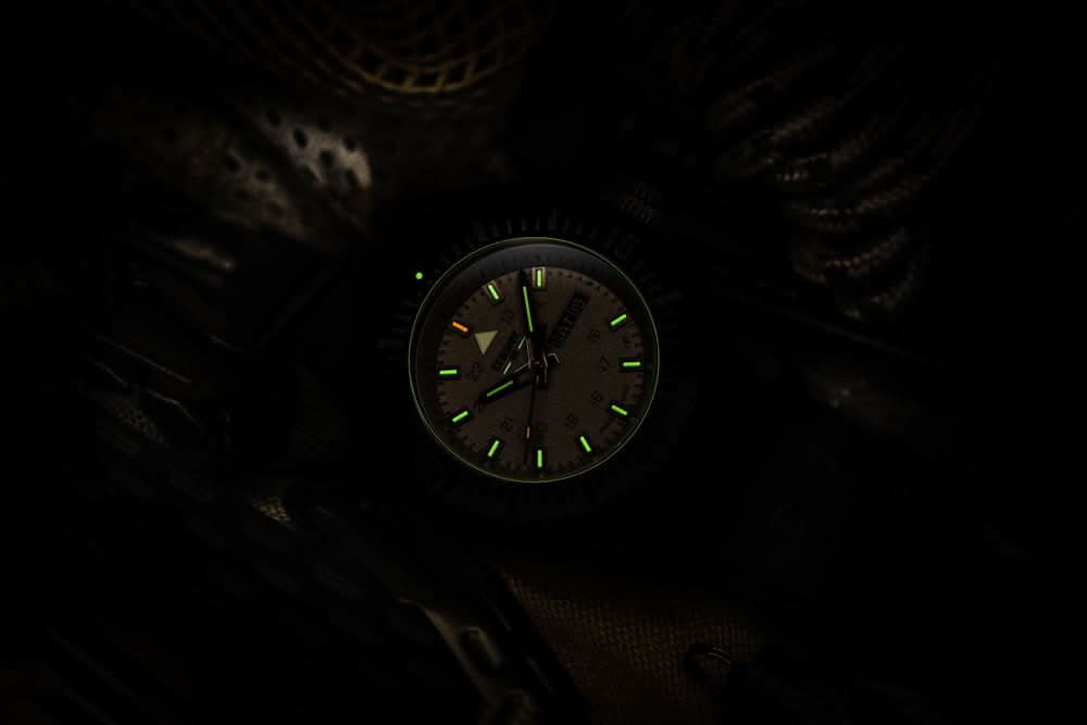 Armbandsur för herrar i mörker, svart design, gröna lysande markeringar på urtavlan