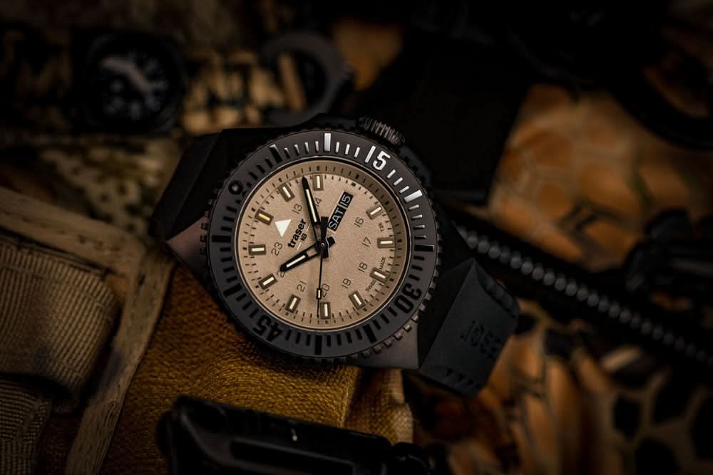 Armbandsur för herrar med silverfärgad boettring, beige urtavla och datumfönster