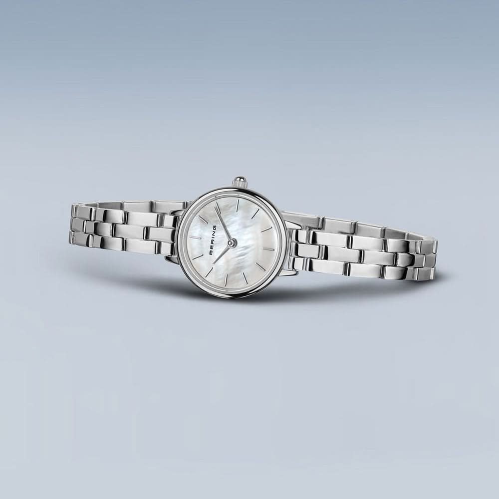 Bering damklocka med silverfärgat metallarmband och rund urtavla i pärlemor
