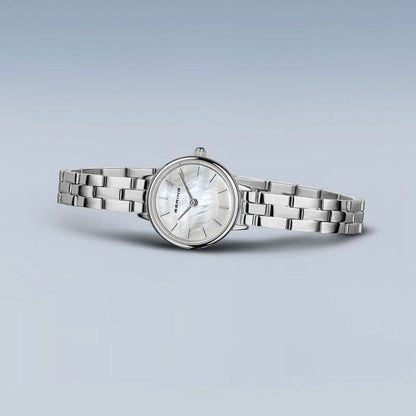 Bering damklocka med silverfärgat metallarmband och rund urtavla i pärlemor