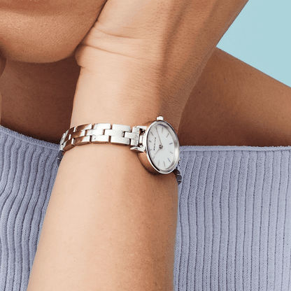 "Bering damklocka med silverfärgat länkarmband och ljus pärlemurtavla"