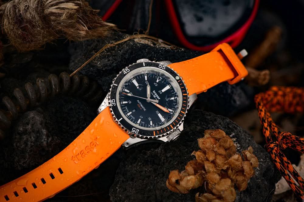 Herrklocka med orange gummiband, svart urtavla och silverfärgad ring