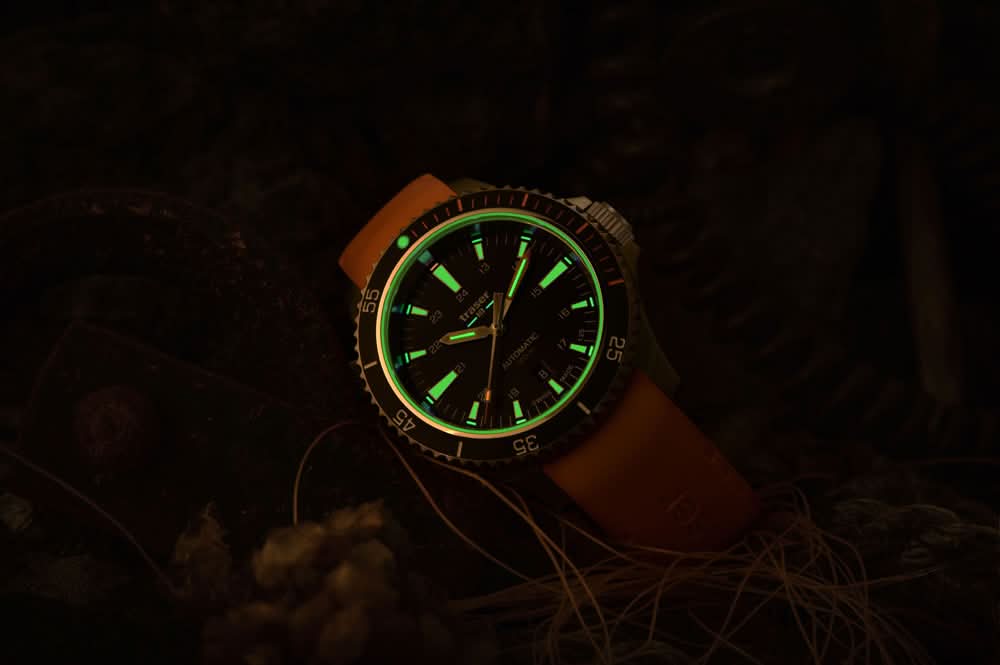 Herrklocka med orange gummiband, självlysande grön urtavla i mörker