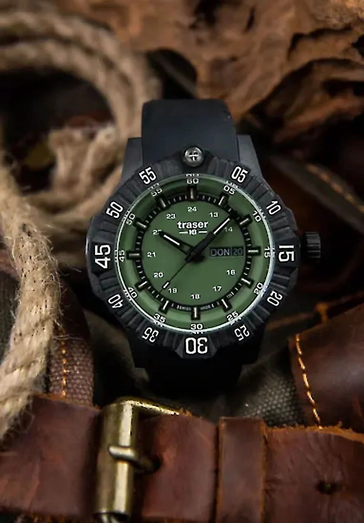 Taktisk klocka med grön urtavla och svart armband, självlysande markeringar