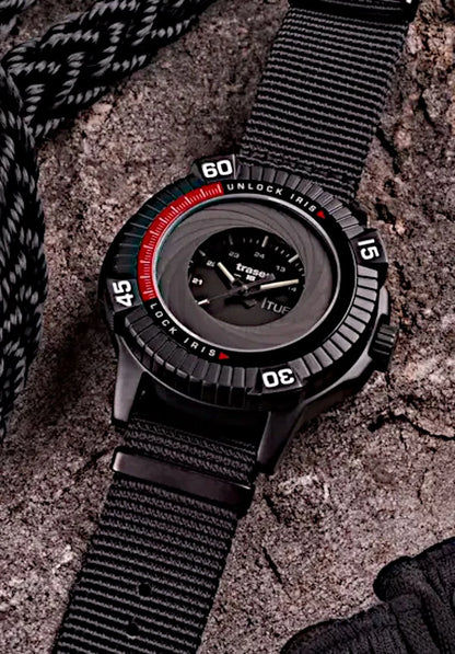 "Herrenuhr mit schwarzer Lünette, schwarzem Textilband und rotem Akzent"