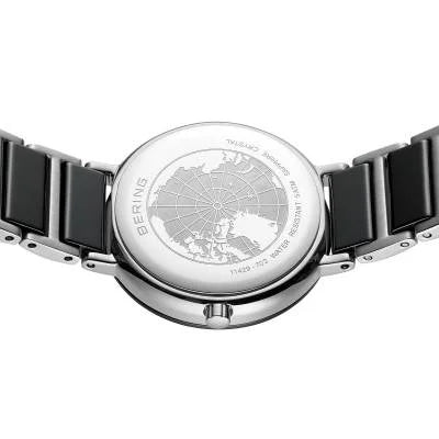 Damenarmbanduhr Gehäuse-Rückseite mit Gravur und schwarzem Keramik-Gliederarmband.