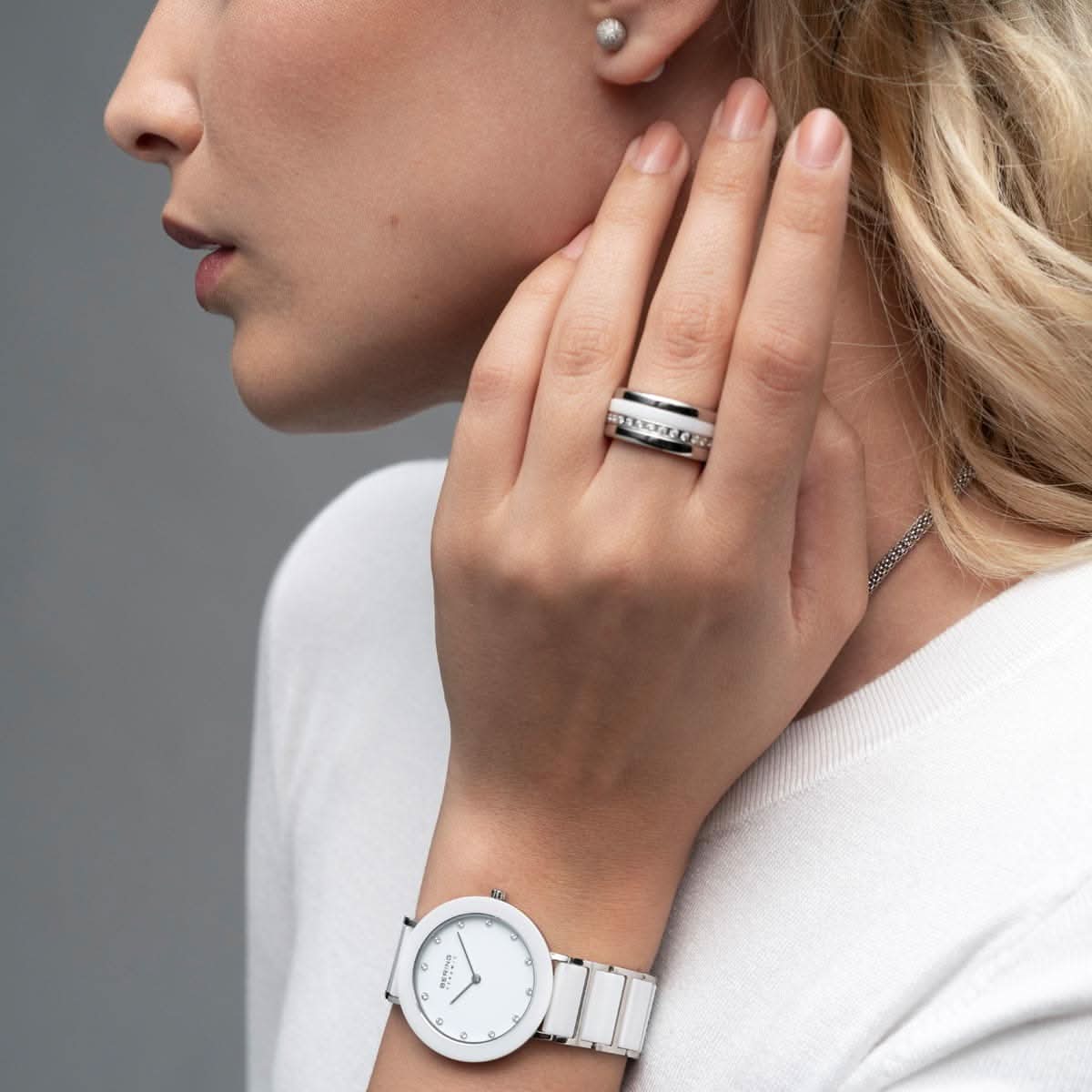 "Bering damklocka på handleden, vit urtavla med index, keramiskt armband"
