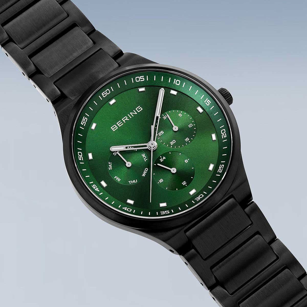 Herrklocka med svart metallarmband och grön urtavla med kronograf-subdialer och visare