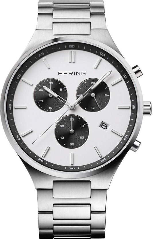 Bering herrklocka med silverfärgat titanarmband och rund urtavla; kronograf-suburtavlor.