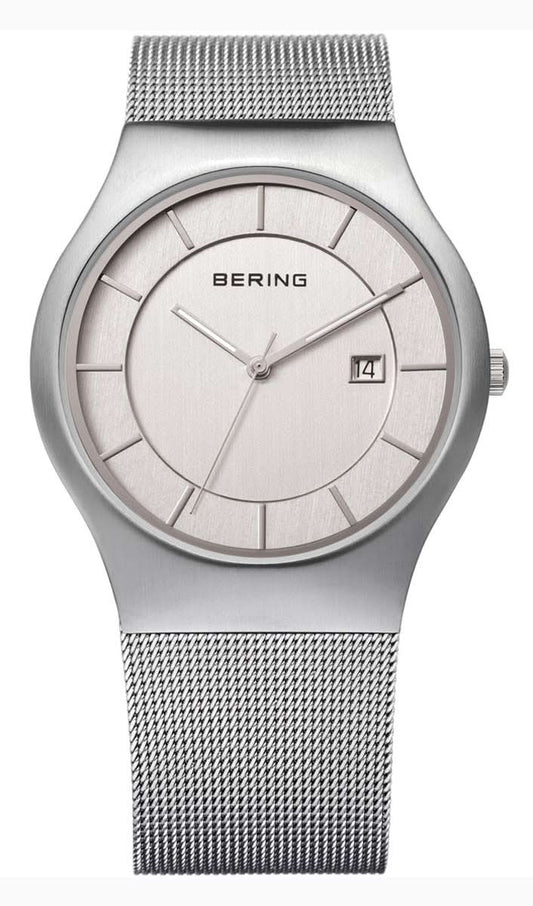 Bering herrklocka med silverfärgat Milanese-band och rund urtavla, smala visare.