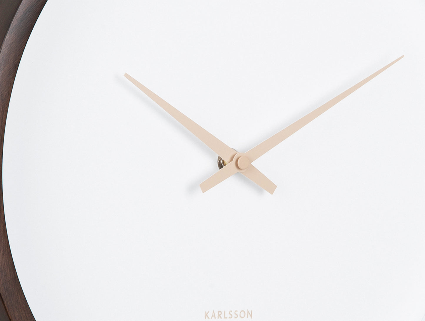 Wanduhr med guldfärgade visare och mörk träkant, detaljerad vy