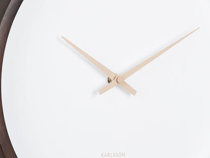 Wanduhr med guldfärgade visare och mörk träkant, detaljerad vy