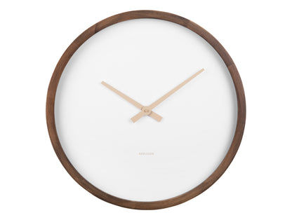 Väggklocka med mörk träram och vit urtavla, minimalistiska visare