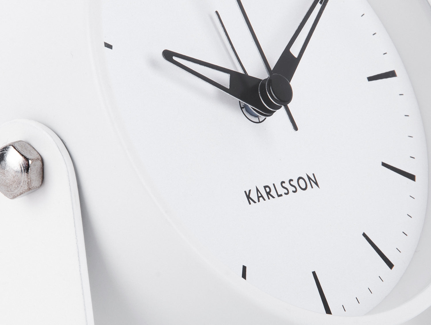 Väckarklocka med svarta visare och Karlsson-logotyp