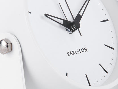 Väckarklocka med svarta visare och Karlsson-logotyp
