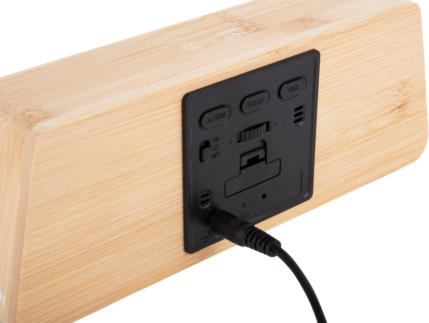 LED-väckarklocka i bambu, sidovy av baksidan med anslutningar
