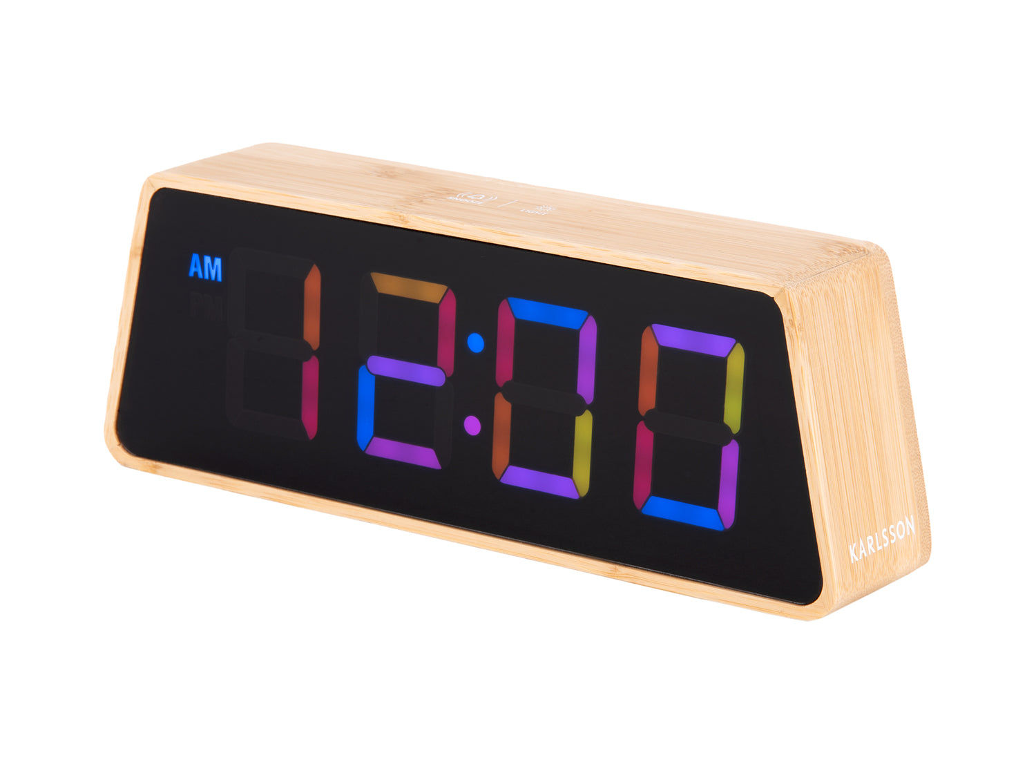 LED-väckarklocka med hölje i bambu och färgskiftande LED-display, visar tiden 12:19