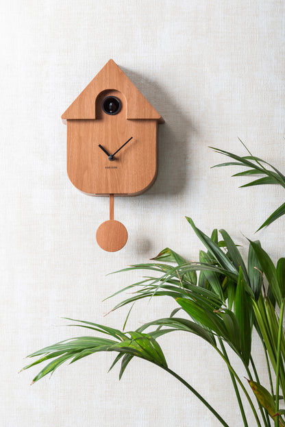 Gökur på väggen, husformat trähölje med pendel och visare