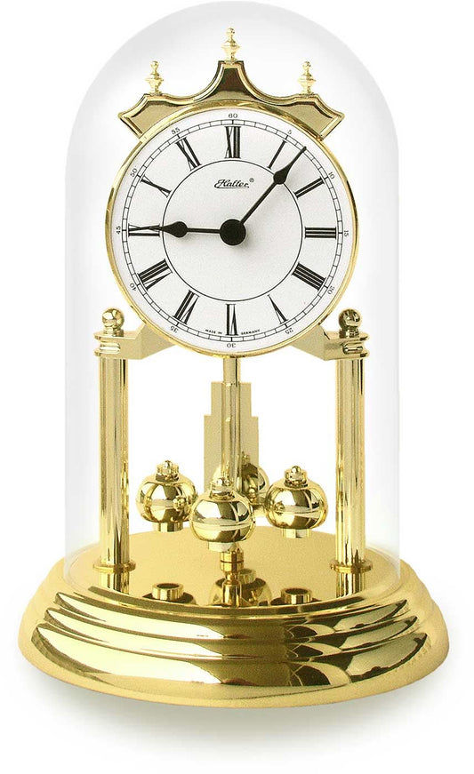 Mässingsbordsklocka med glaskupa, romerska siffror och visare, klassisk design