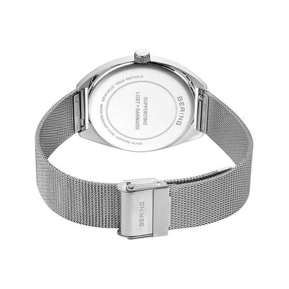 Klockans baksida med grått milanesiskt armband och spänne, boett i rostfritt stål