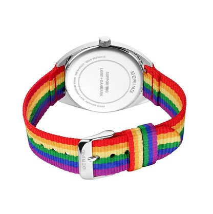 Klocka i rostfritt stål med rund urtavla och regnbågsfärgat armband, synligt spänne
