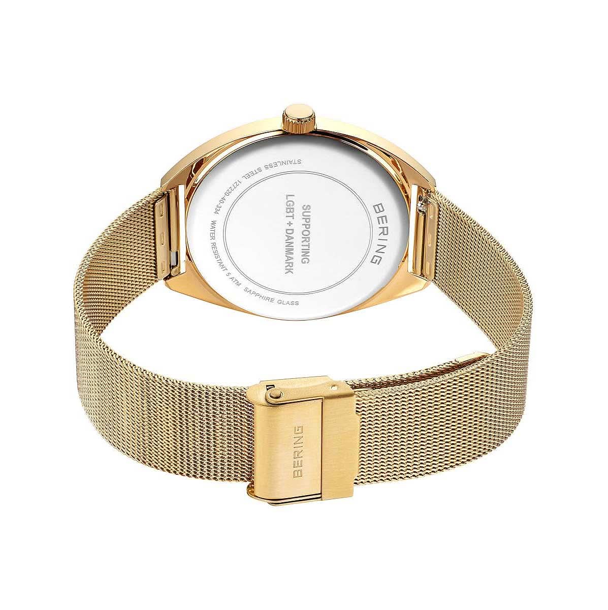 Armbandur med guldfärgat meshband och guldfärgat spänne, baksida synlig