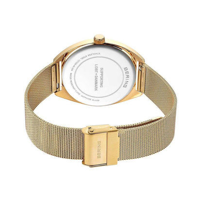 Armbandur med guldfärgat meshband och guldfärgat spänne, baksida synlig
