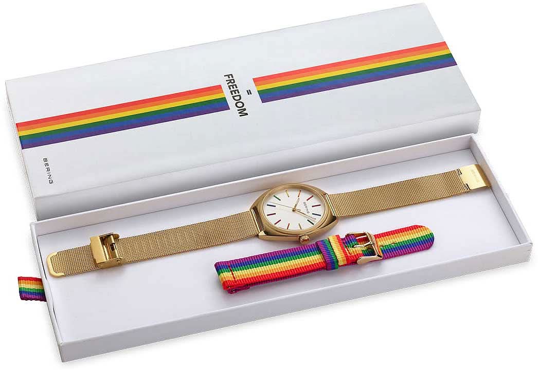 Set med guldfärgad armbandsur i presentask med foder av färgglatt tygband