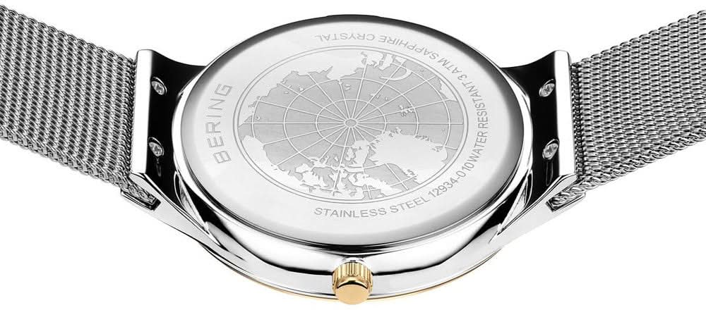 Klockarmbandets baksida med boettlock i rostfritt stål och gravyr, silverfärgat milanesiskt armband