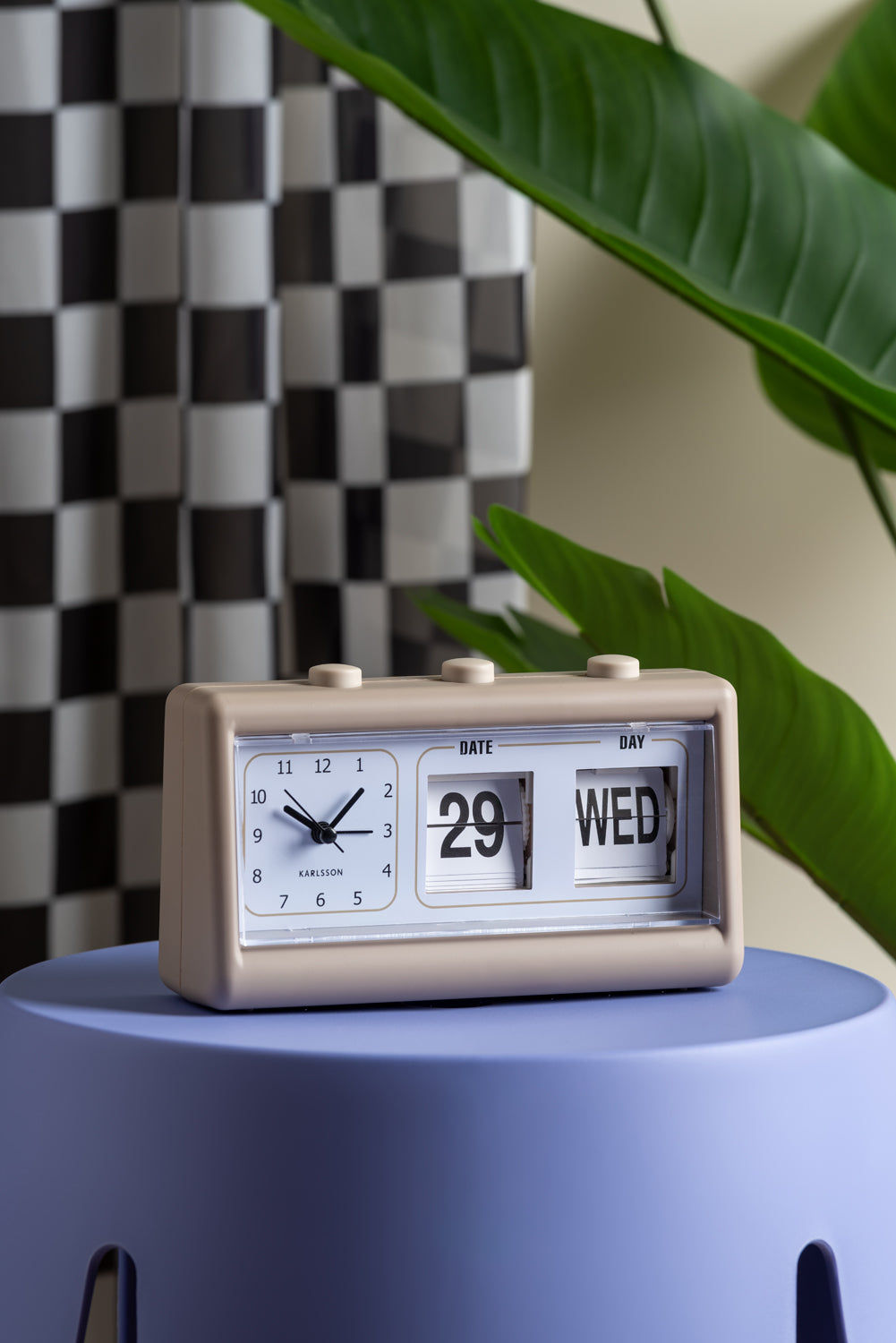 Dataklocka med tid, datum och veckodag i vändbara siffror, mörkgrått hölje