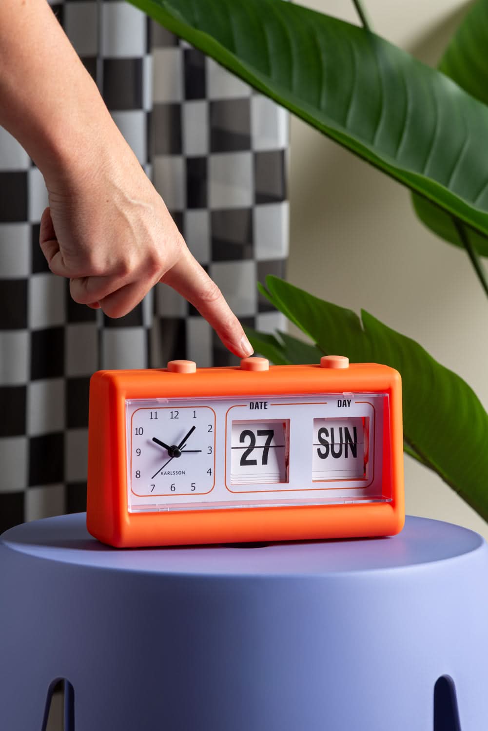 Orange väckarklocka med fällbara siffror, datum 27, manuell inställning av veckodag