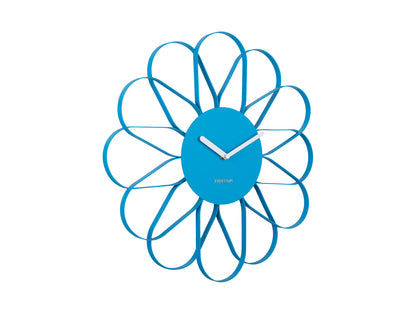 Väggklocka i ljusblå blommig design med rund urtavla och visare