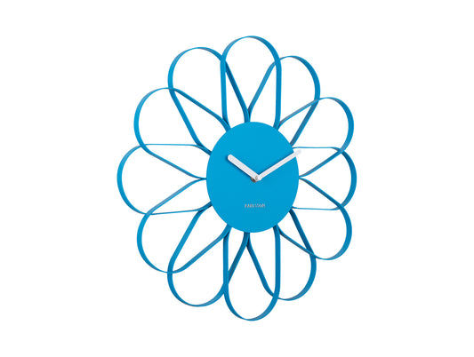Väggklocka i ljusblå blommig design med rund urtavla och visare