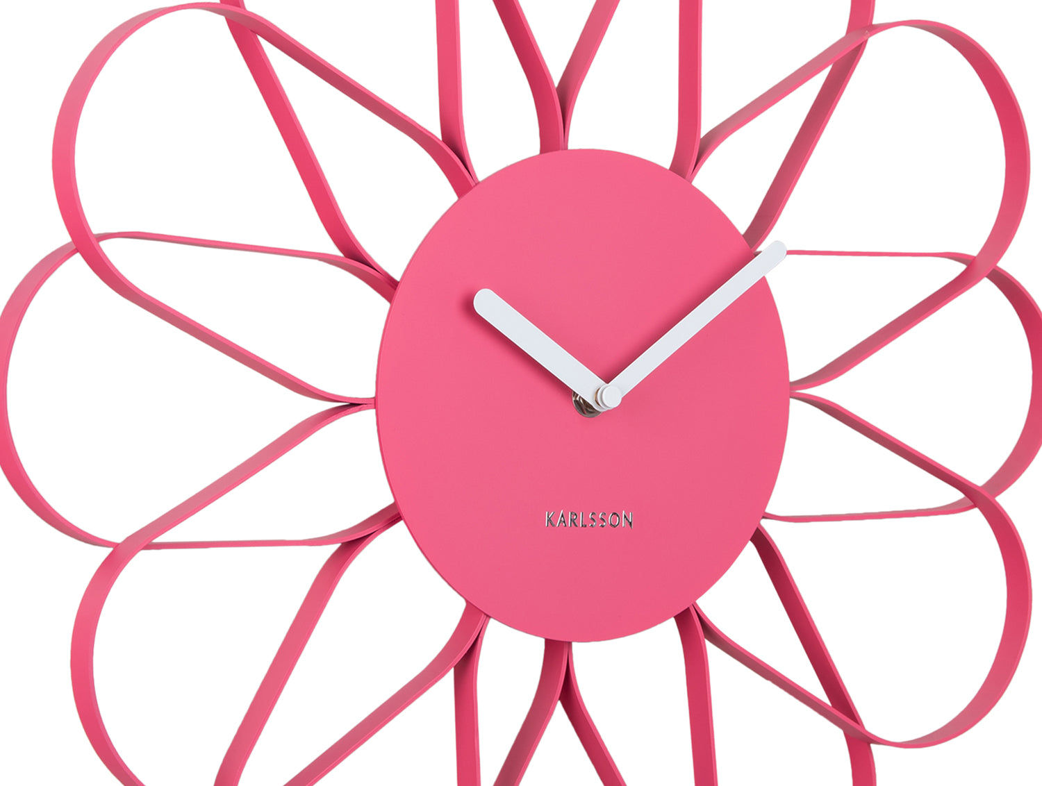 Väggklocka i blomdesign, närbild på rosa urtavla med visare