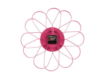 Wandklocka i blomform med urverksdetalj på baksidan på en rosa ring