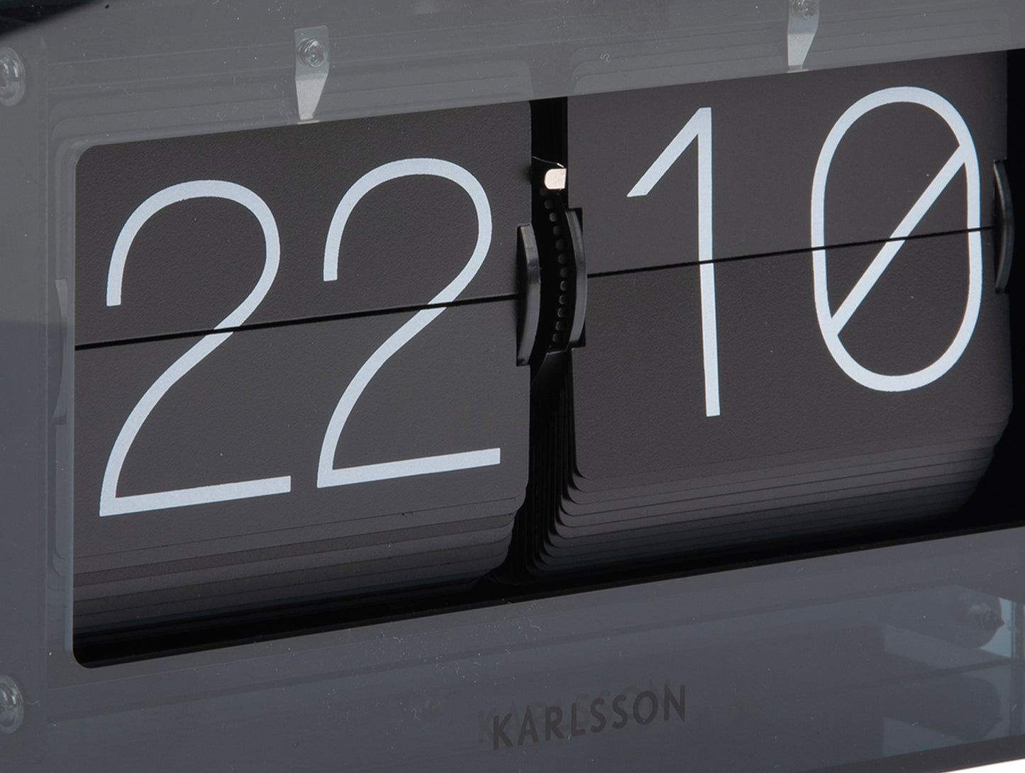 Karlsson bordsklocka detaljerad vy: Vändbara siffror 22 och 10 i svart displayfönster